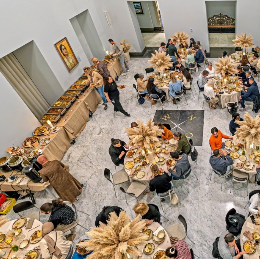 Catering met een uitgebreid buffet en gasten aan gedekte tafels